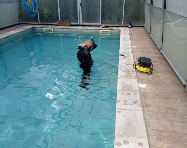 Piscine rénovée avec margelles claires et eau propre
